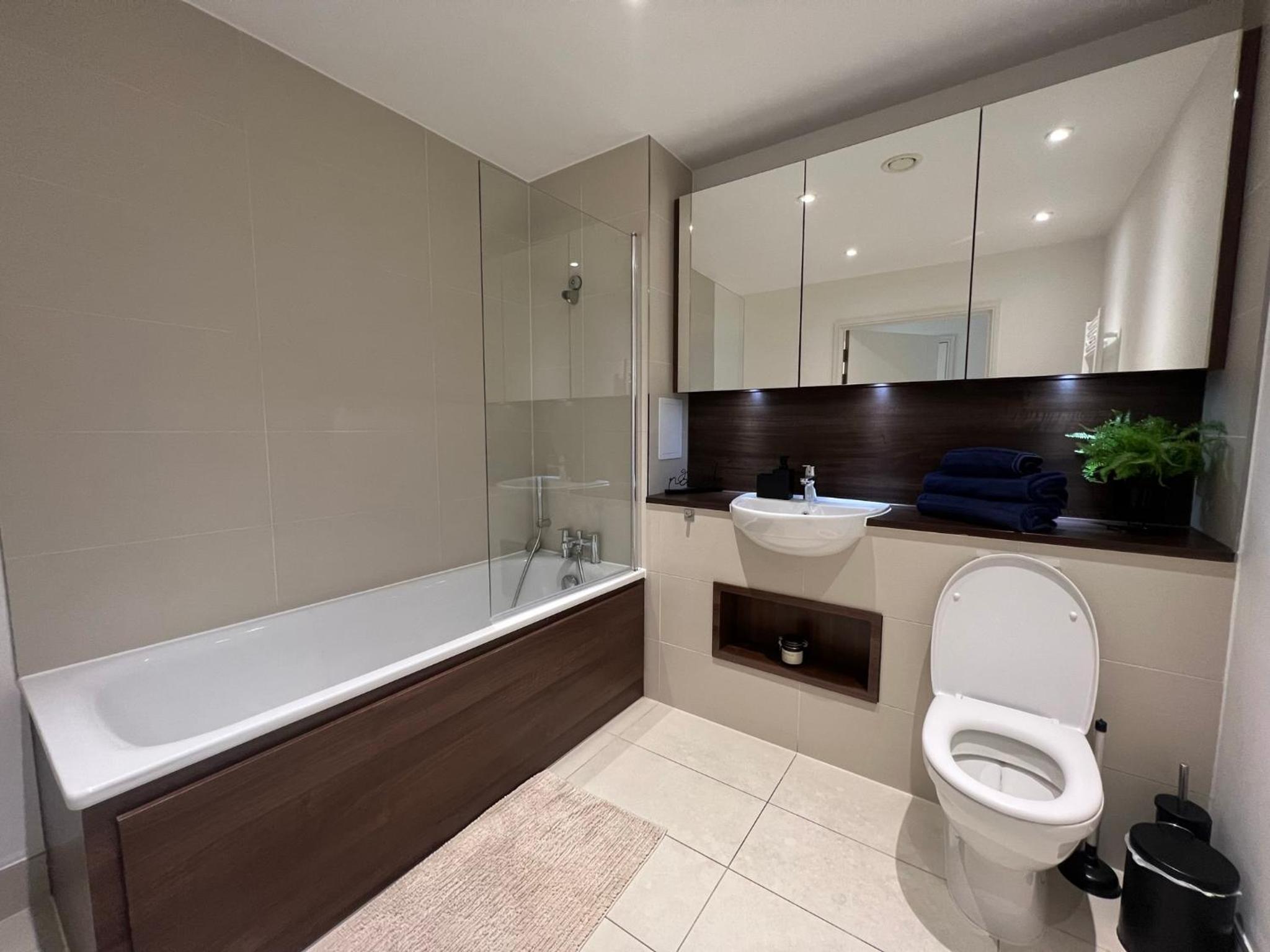 Modern 2BR 2BA Apt wParking Sleeps 6 Comfortably