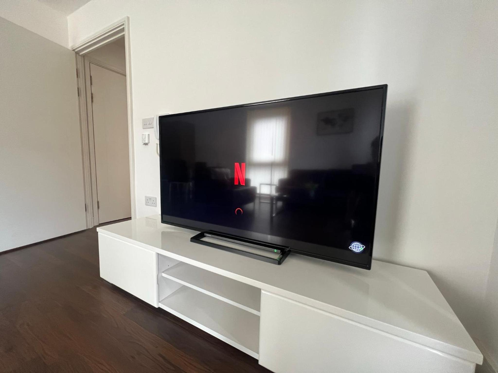 Modern 2BR 2BA Apt wParking Sleeps 6 Comfortably