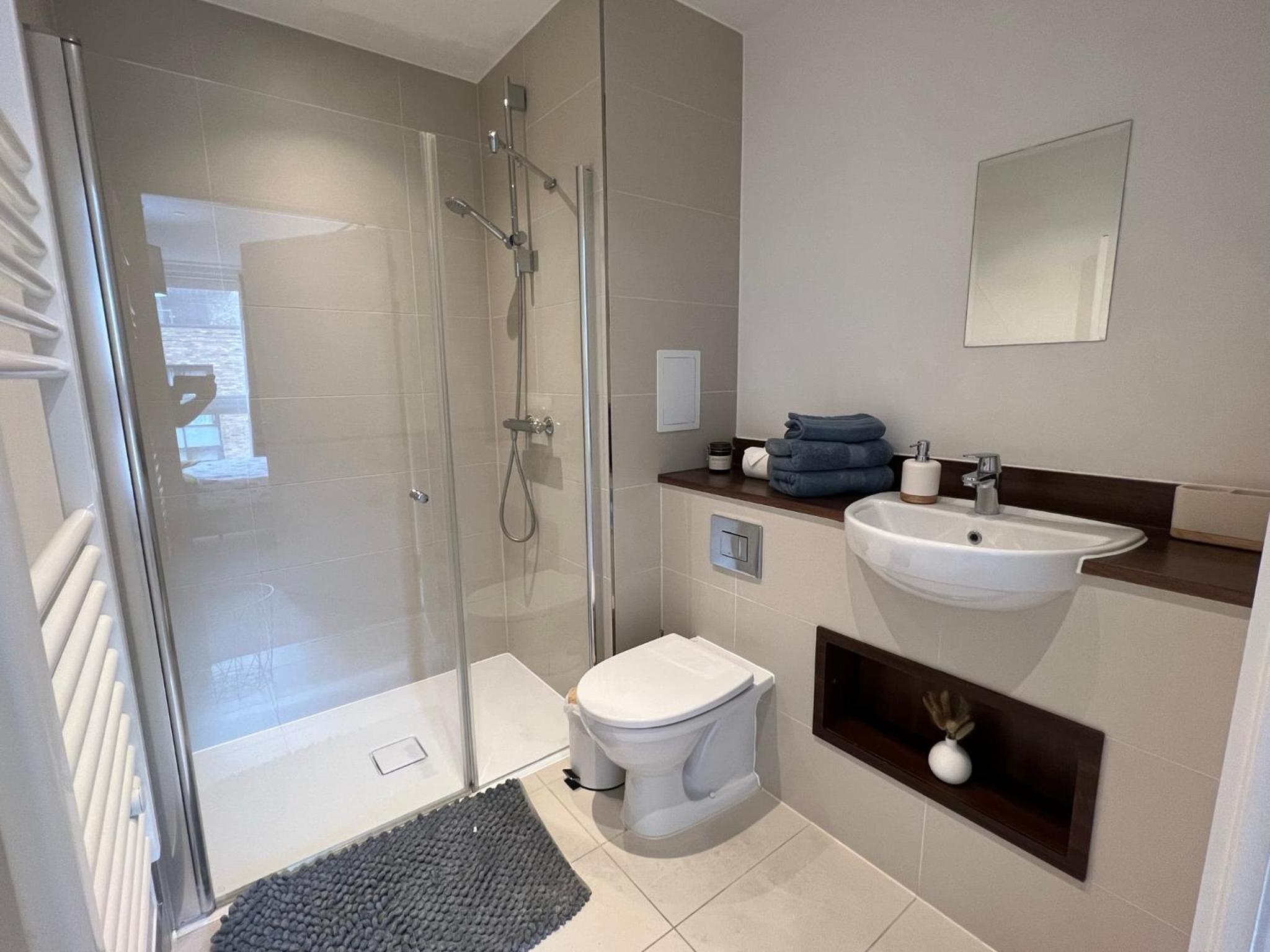 Modern 2BR 2BA Apt wParking Sleeps 6 Comfortably