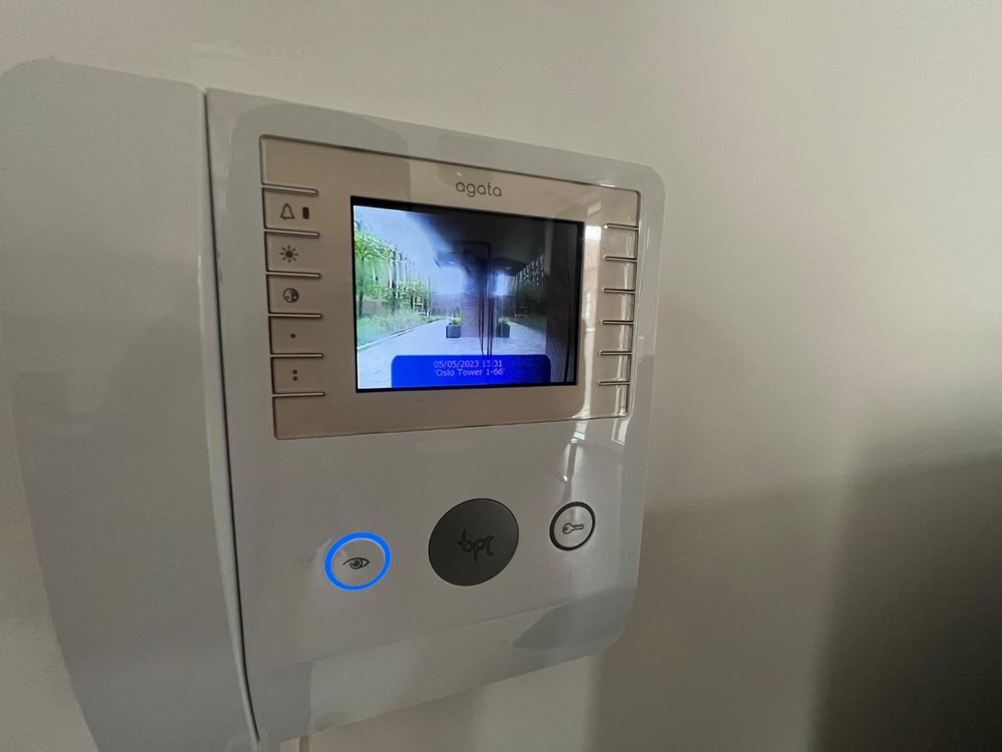 Modern 2BR 2BA Apt wParking Sleeps 6 Comfortably