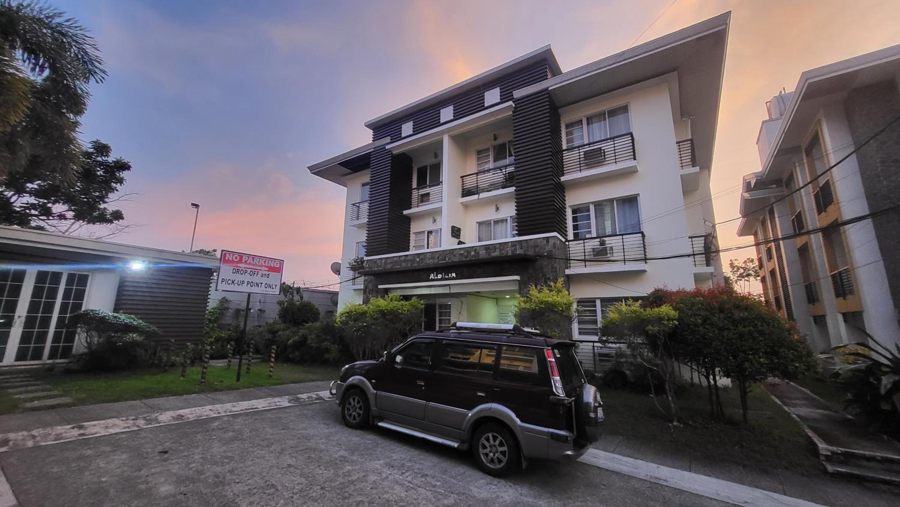 4 to 8 pax, Staycation Tagaytay Albizia, exclusive parking, can cook, pet friendly, wifi, netflix view 2