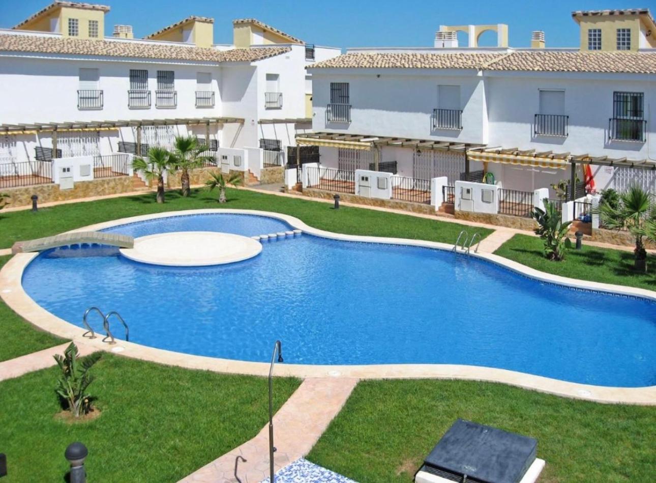 Casa adosada con piscina y dos terrazas