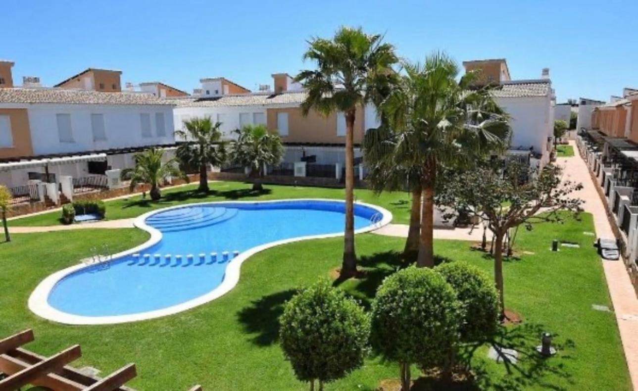 Casa adosada con piscina y dos terrazas