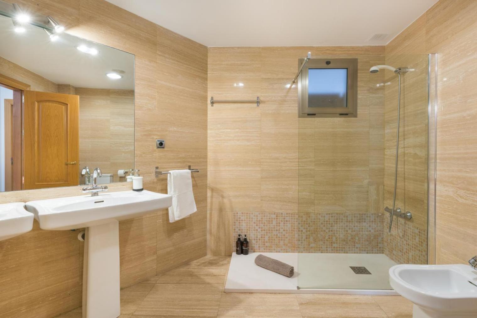 APARTAMENTO MODERNO CALLE LARIOS photo 2