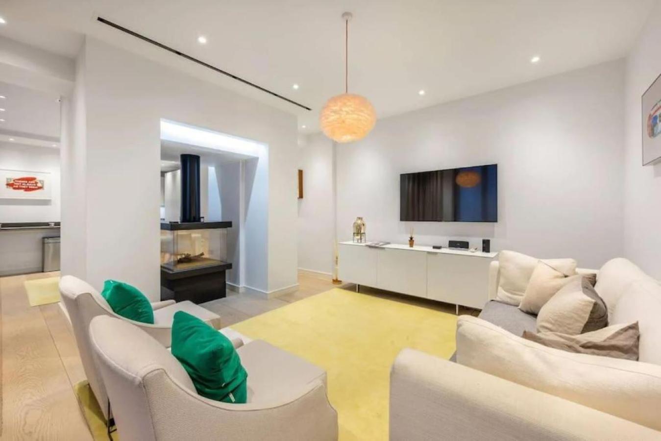 Posh 3 Bedroom flat with terrace and indoor fireplace in Mayfair, near Hyde Park