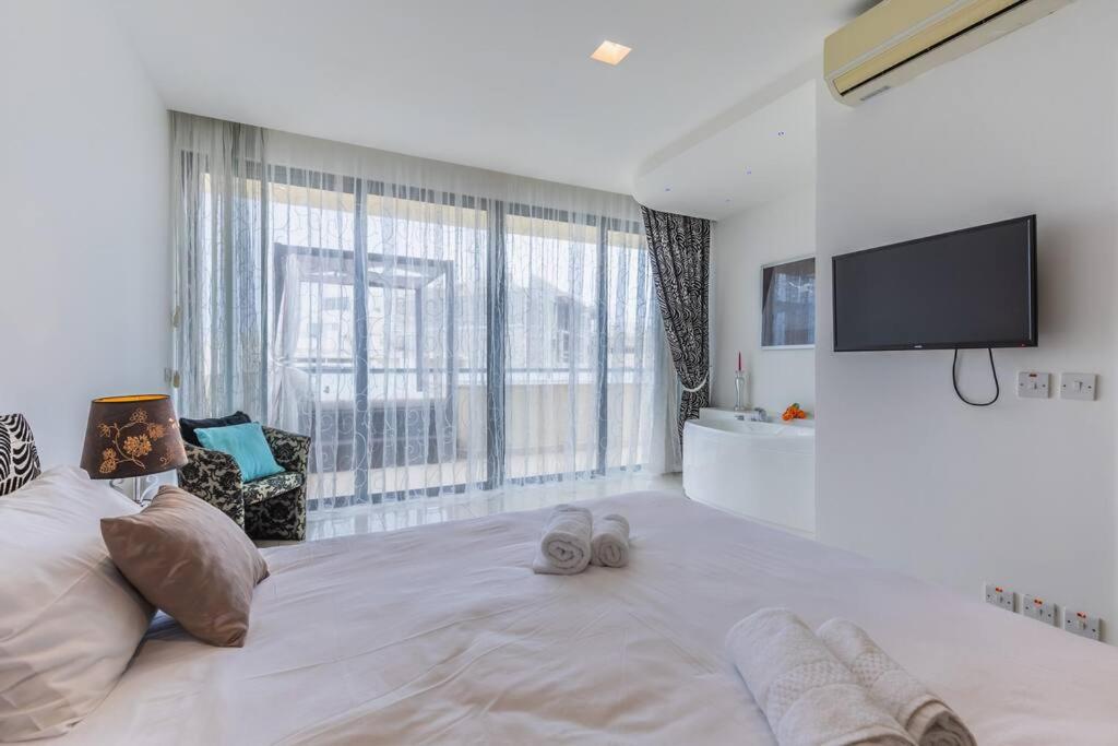 Unique penthouse with private pool & sea view photo 3