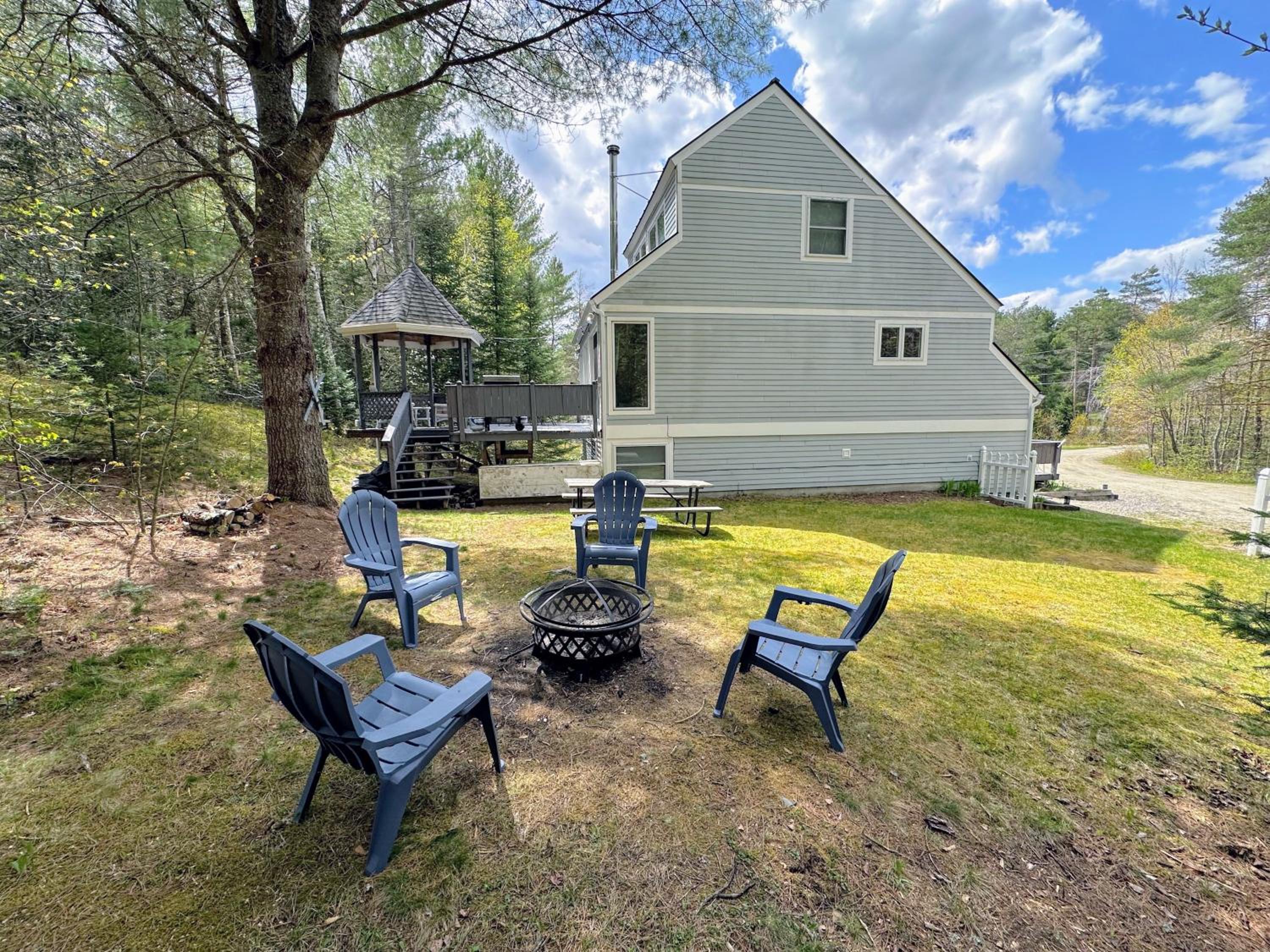 43TV peaceful mountain retreat fireplace firepit large yard WiFi