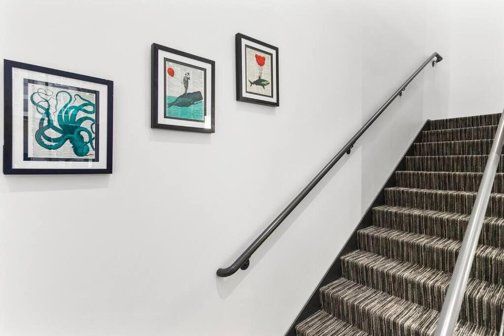 Airy and Open Corner Loft - 92 Walkscore view 3