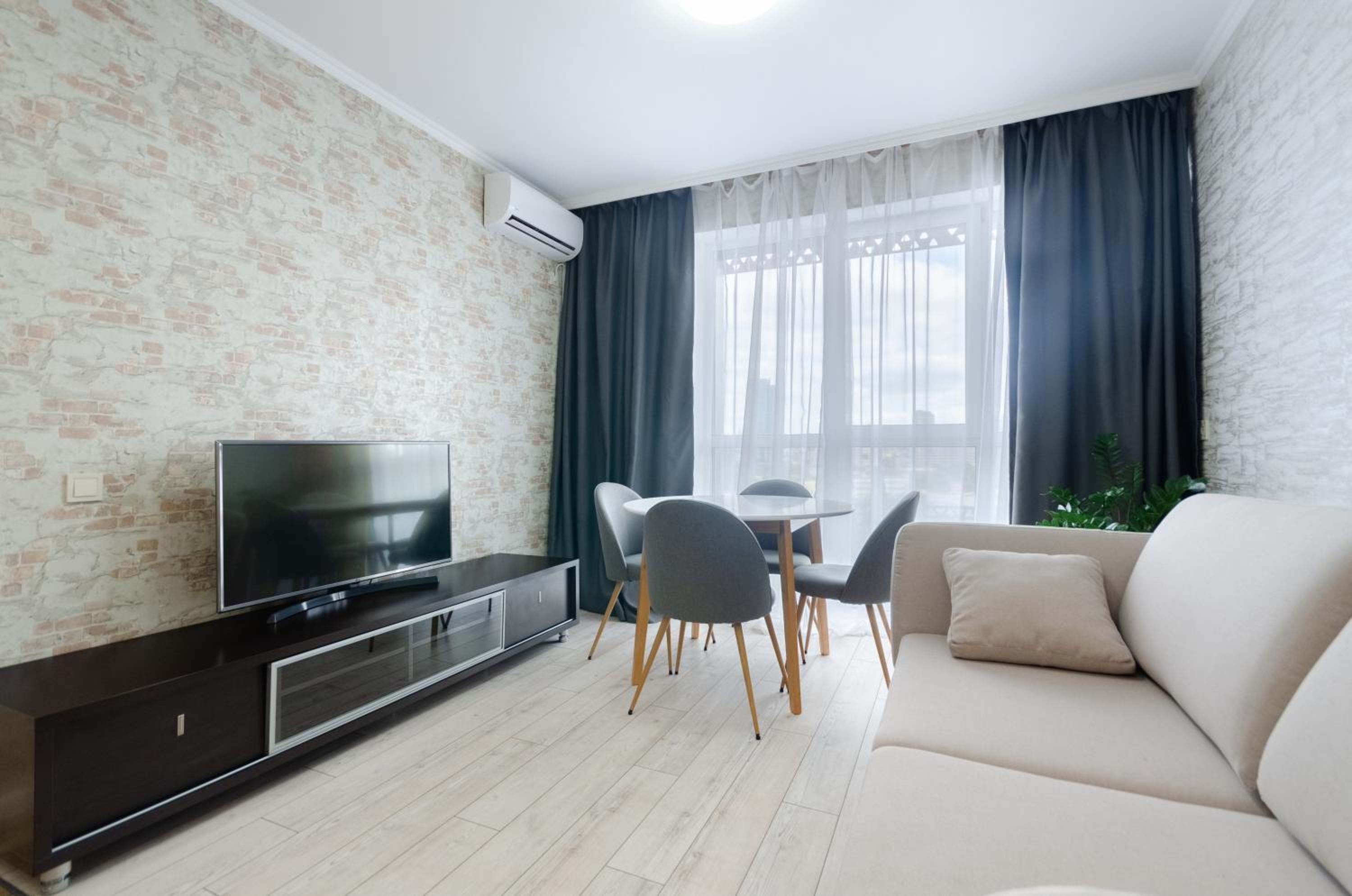 ДДД! 7-27 Kvartet, Vasyl Lypkivskyi 16g, Kyiv, railway station, metro nearby, panoramic city view, Petrovdom Apartment