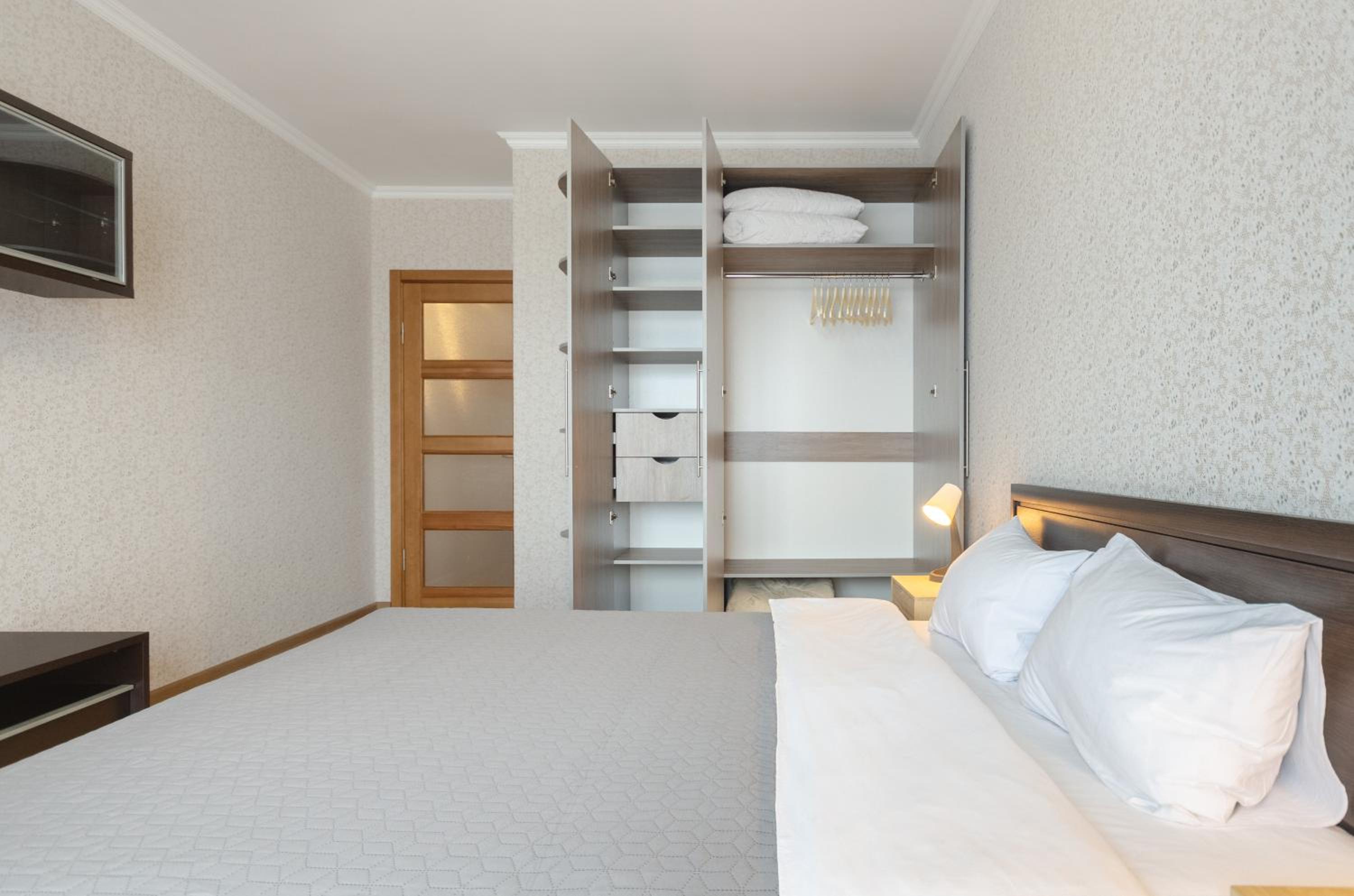 ДДД! 7-27 Kvartet, Vasyl Lypkivskyi 16g, Kyiv, railway station, metro nearby, panoramic city view, Petrovdom Apartment