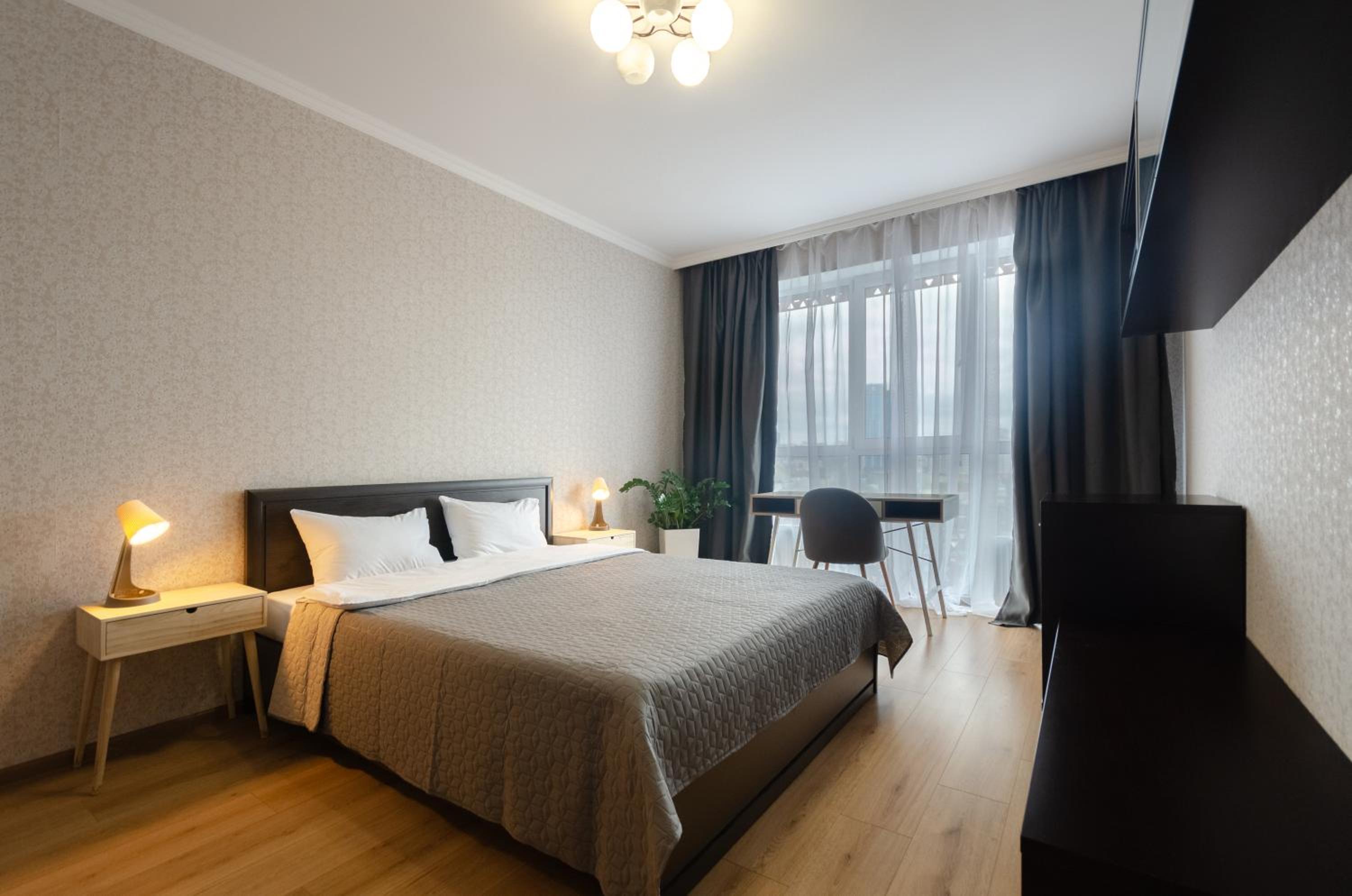 ДДД! 7-27 Kvartet, Vasyl Lypkivskyi 16g, Kyiv, railway station, metro nearby, panoramic city view, Petrovdom Apartment
