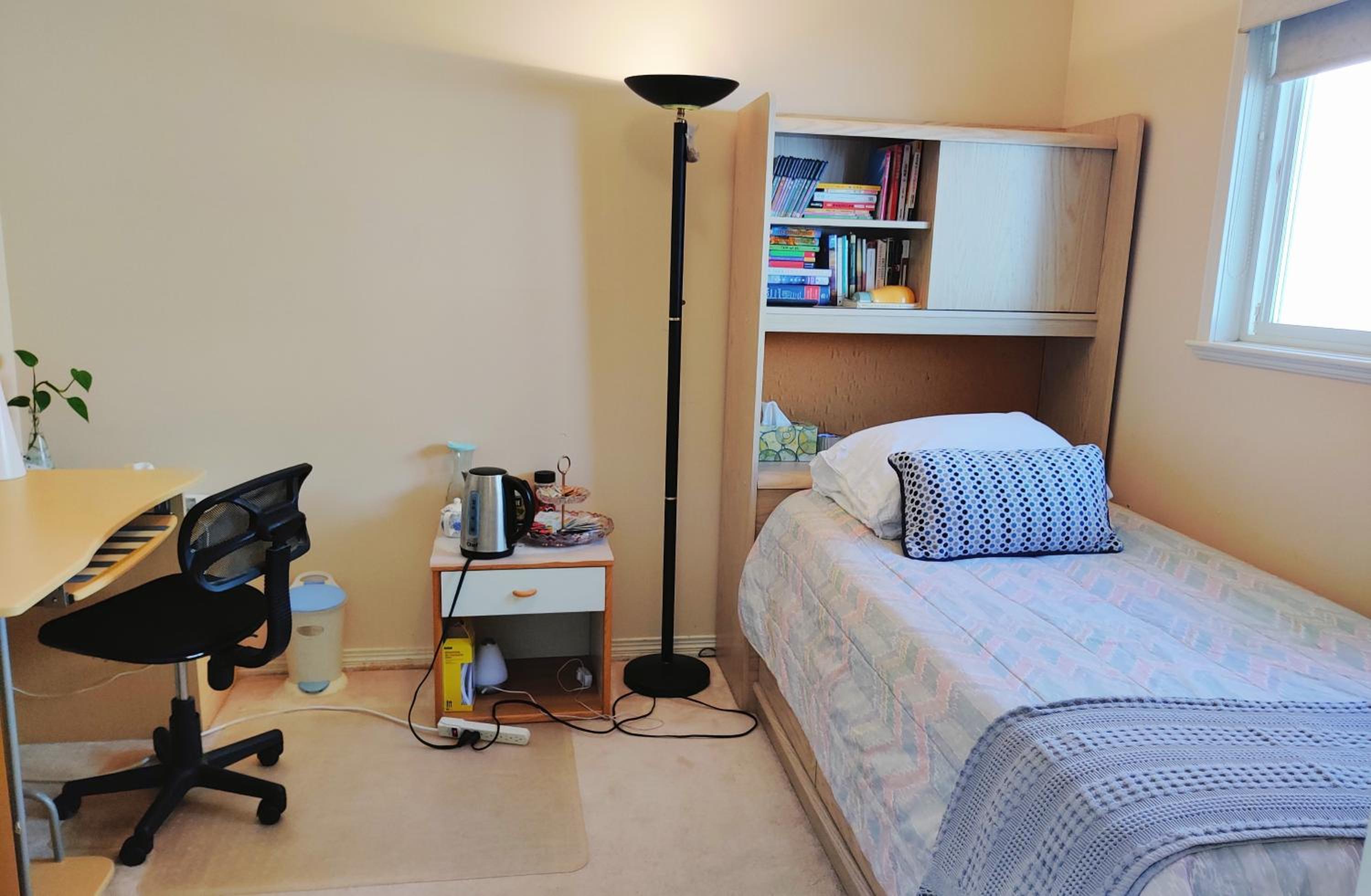 Helen's House / Close to Skytrain and Airport