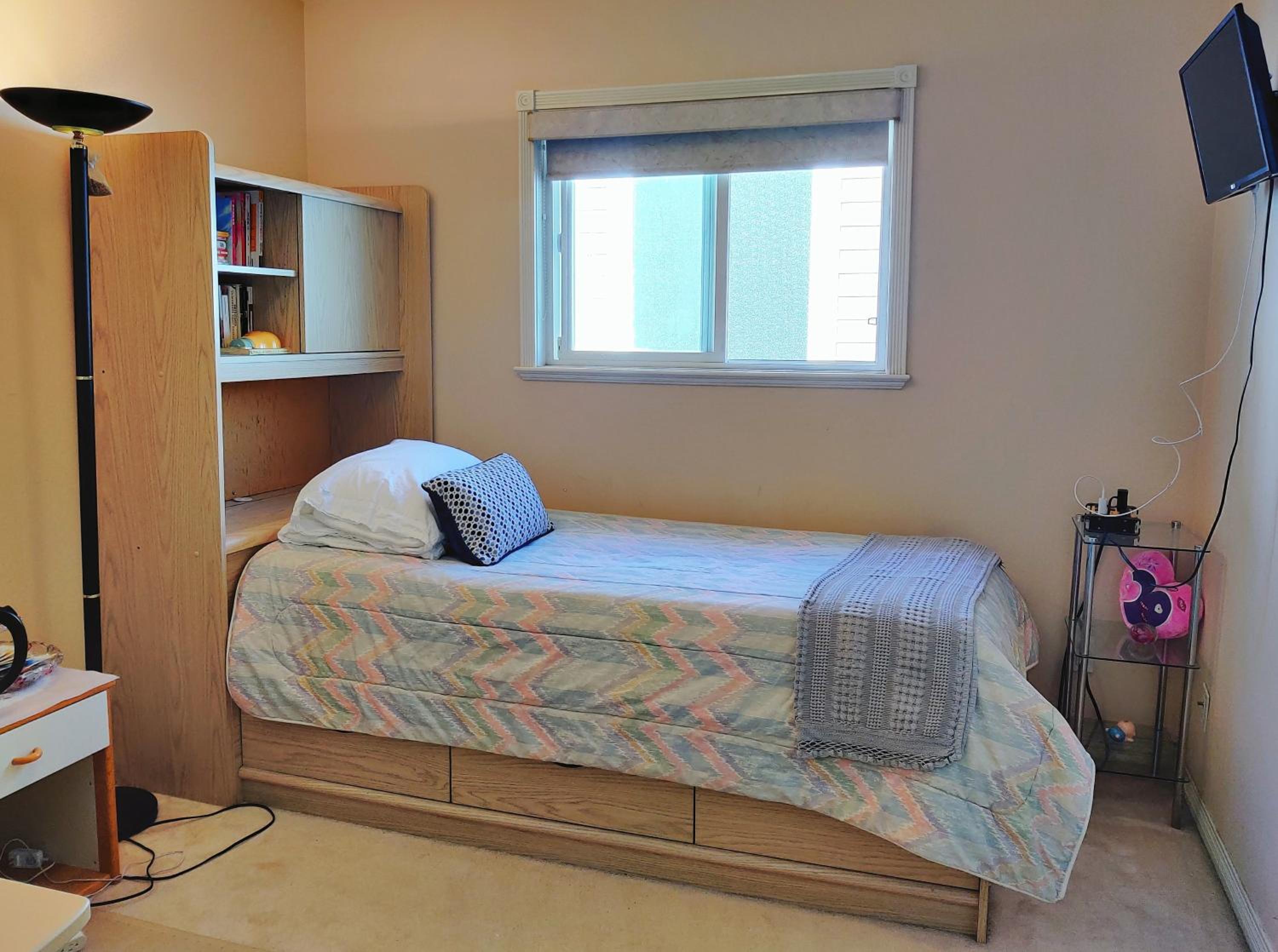Helen's House / Close to Skytrain and Airport