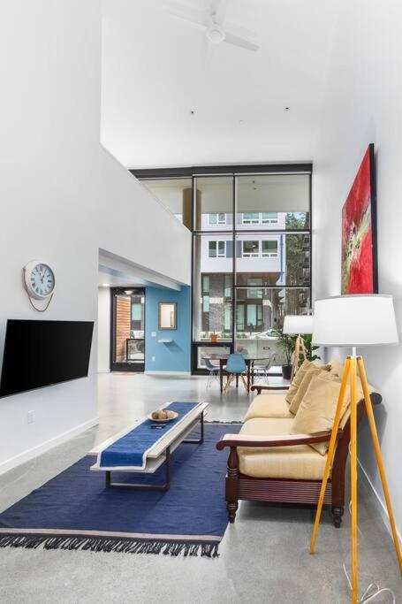 Open Loft in Redmond Core - 92 Walkscore! view 2