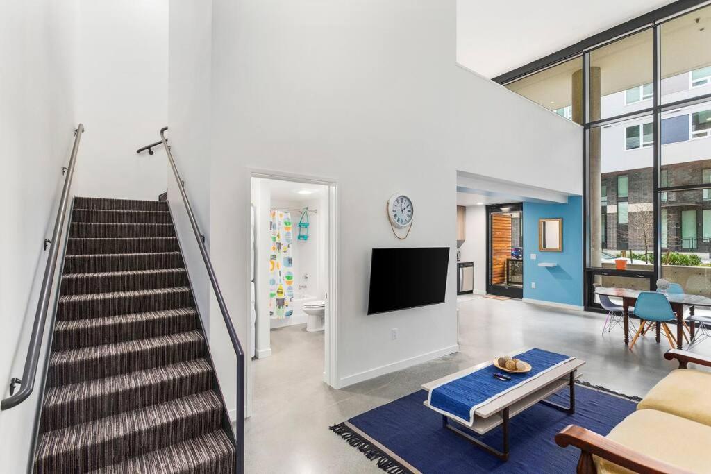 Open Loft in Redmond Core - 92 Walkscore! view 5