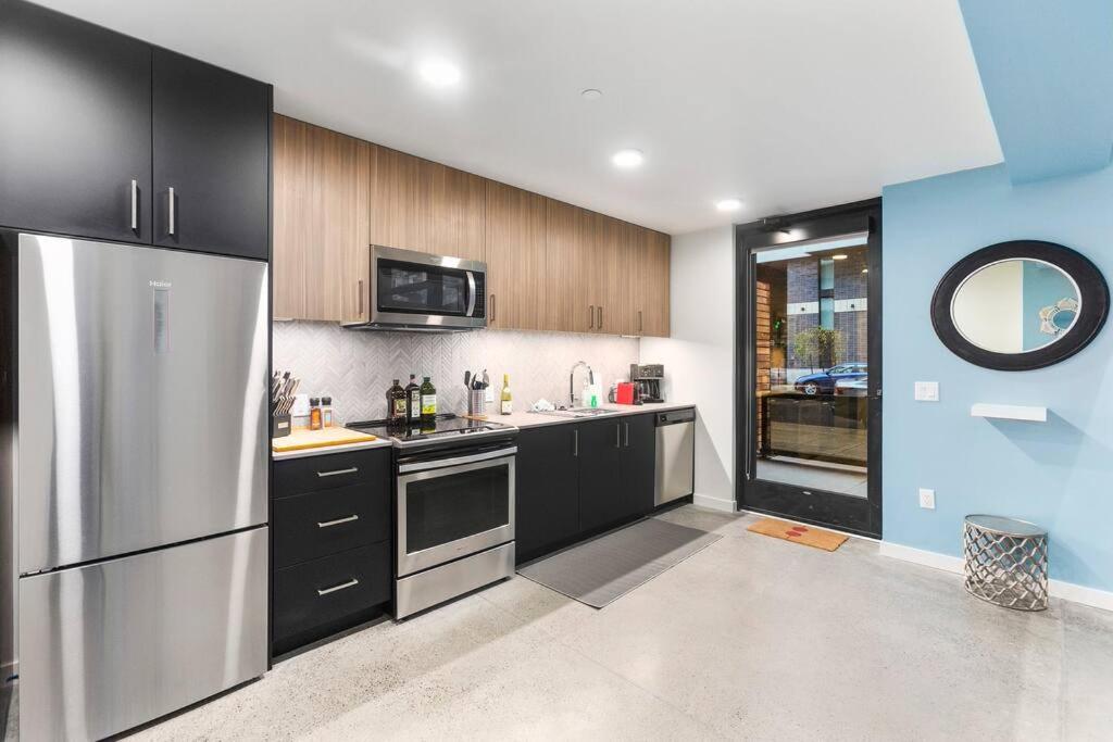 Posh Lofty Pad in Central Redmond - 92 Walkscore! view 3