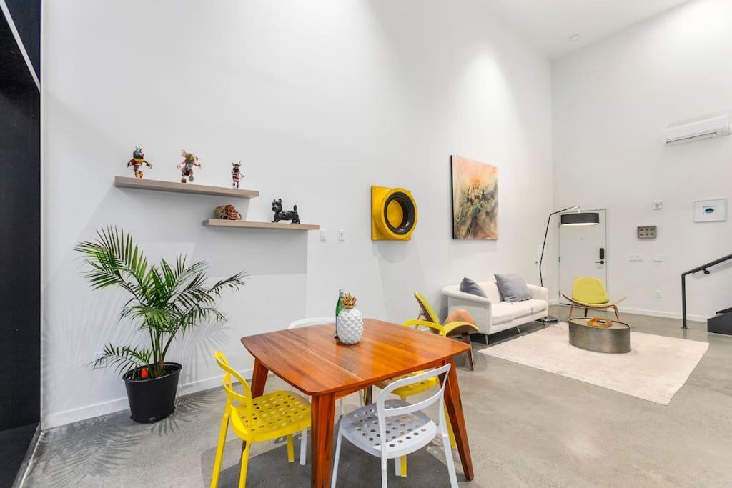 Posh Lofty Pad in Central Redmond - 92 Walkscore! view 4