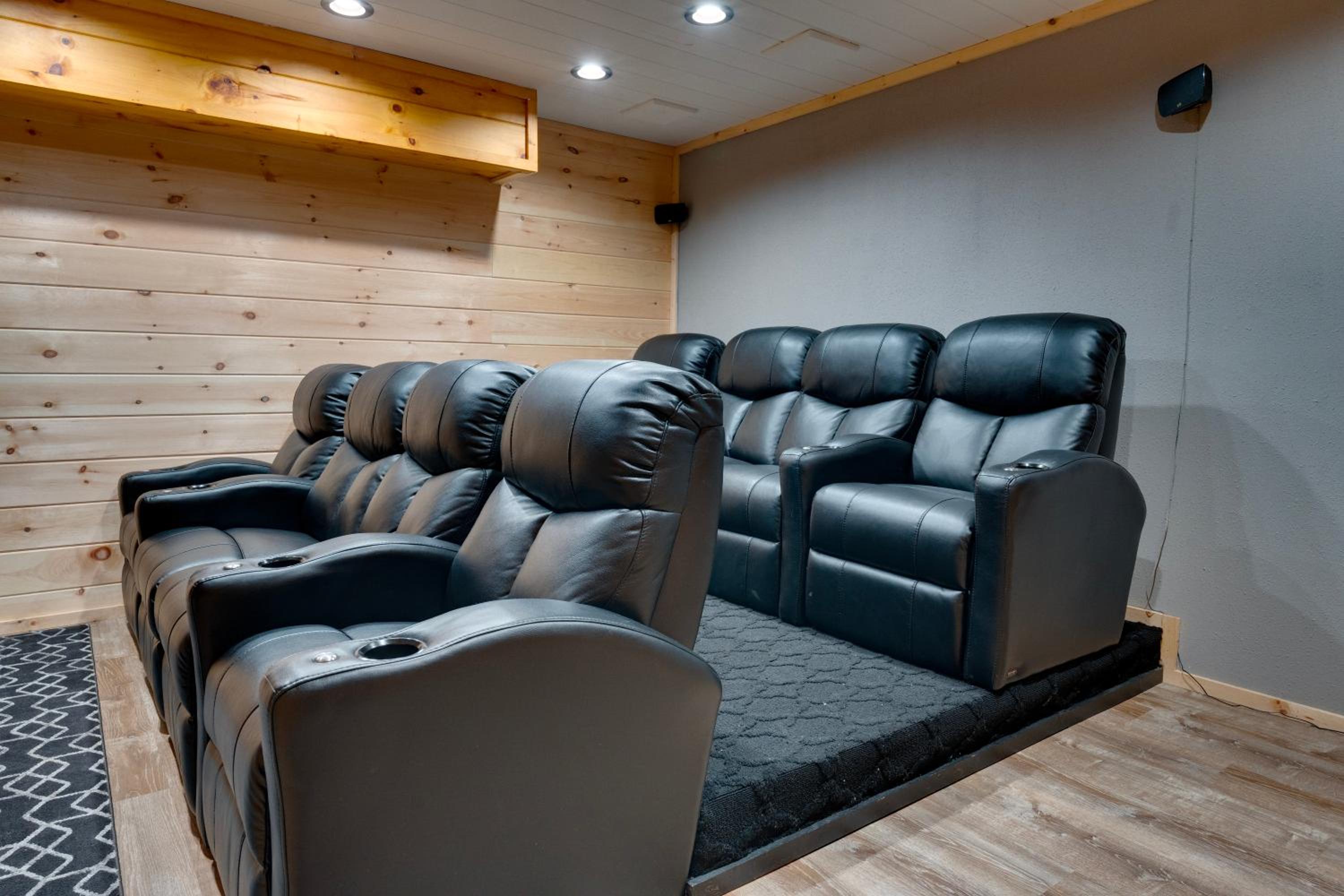 Bear Britches, Luxury Cabin, Theater Room, Hot Tub, WIFI!!!