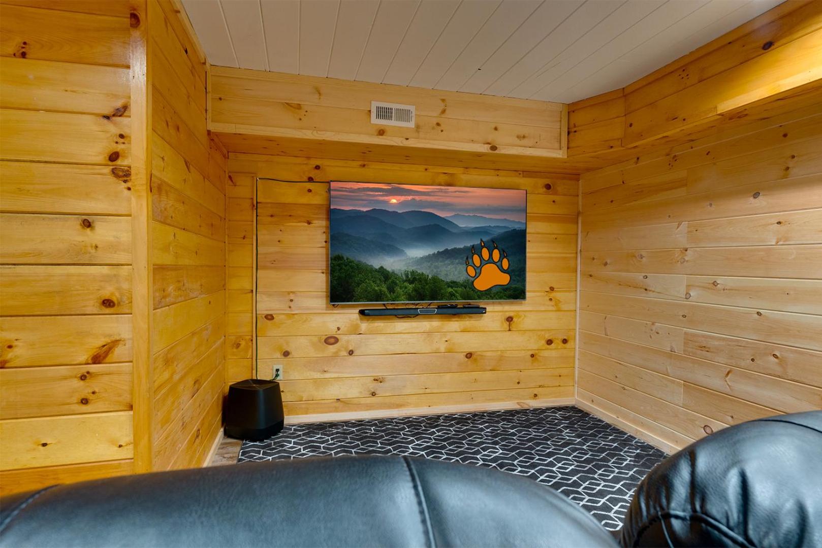 Bear Britches, Luxury Cabin, Theater Room, Hot Tub, WIFI!!!