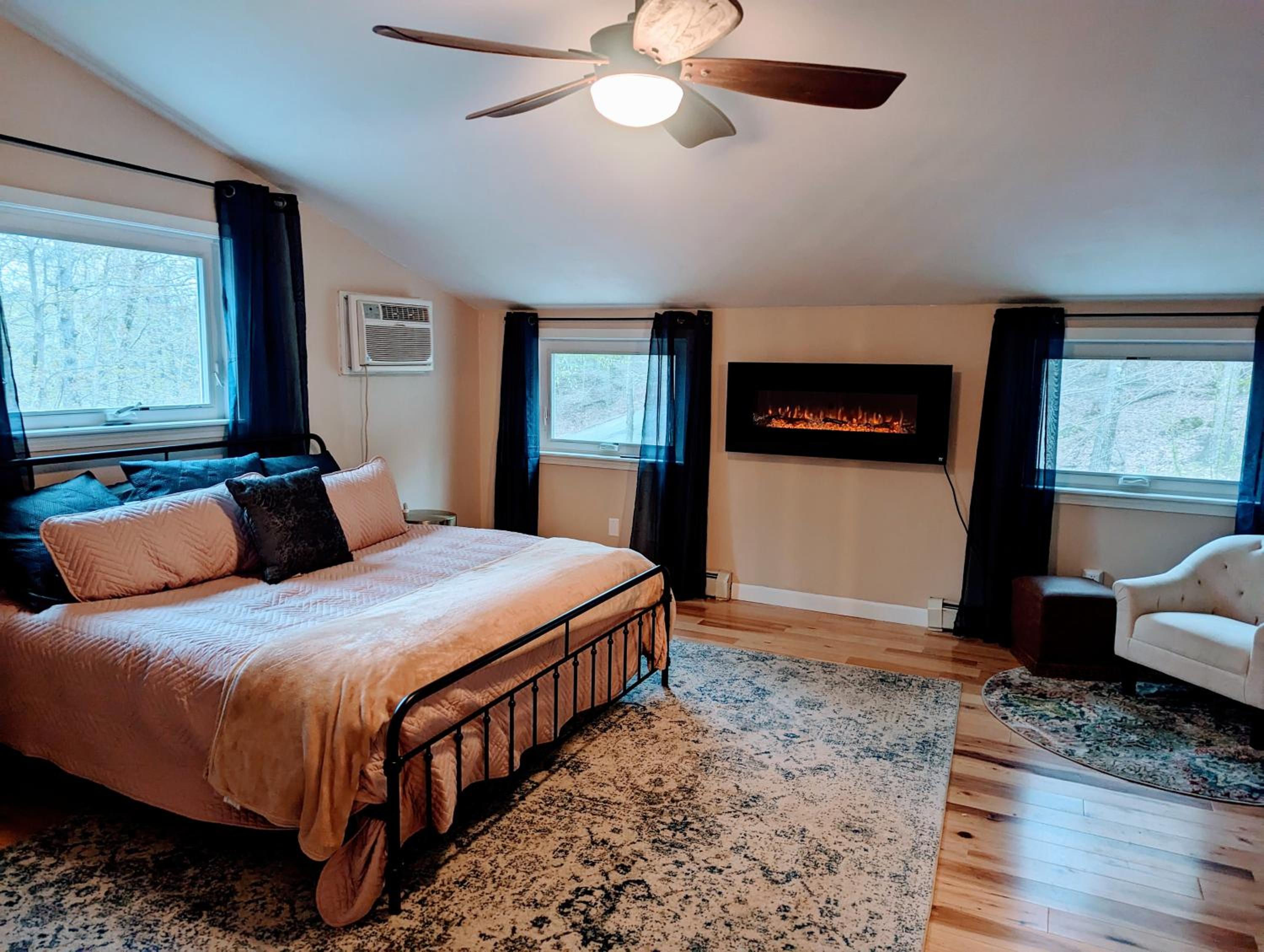 Spacious Pawtuckaway Getaway