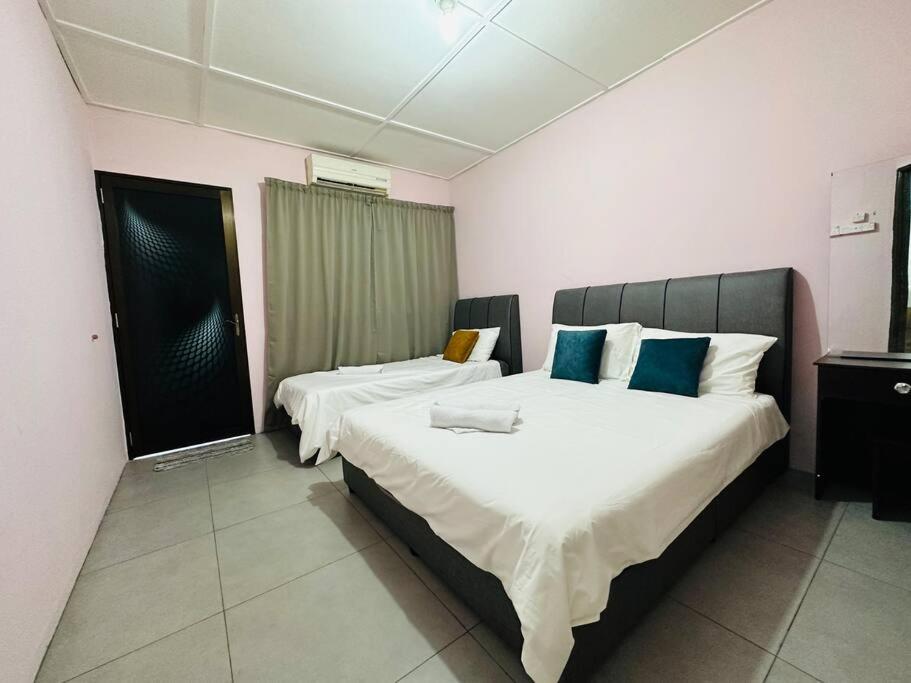 Ipoh Simple Comfortable Family 3R2B 7-9pax SY20 photo 2
