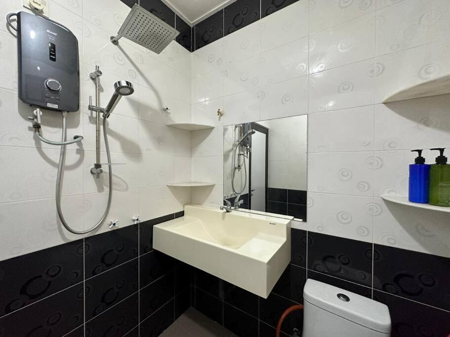 Ipoh Simple Comfortable Family 3R2B 7-9pax SY20 photo 4