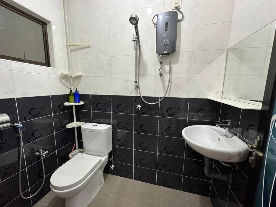 Ipoh Simple Comfortable Family 3R2B 7-9pax SY20