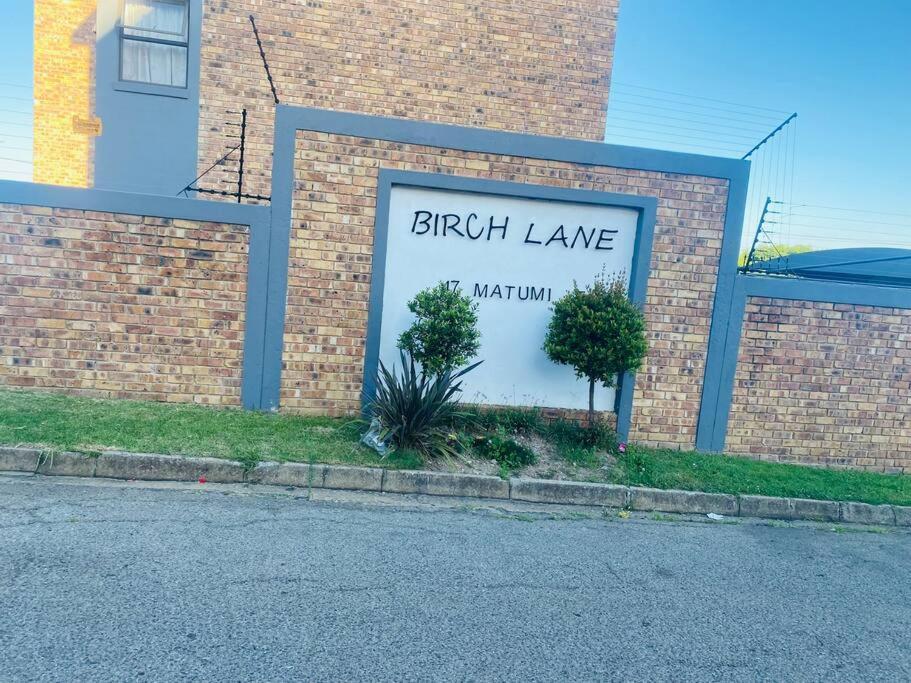 2 bedroom apartment close to OR Tambo view 3