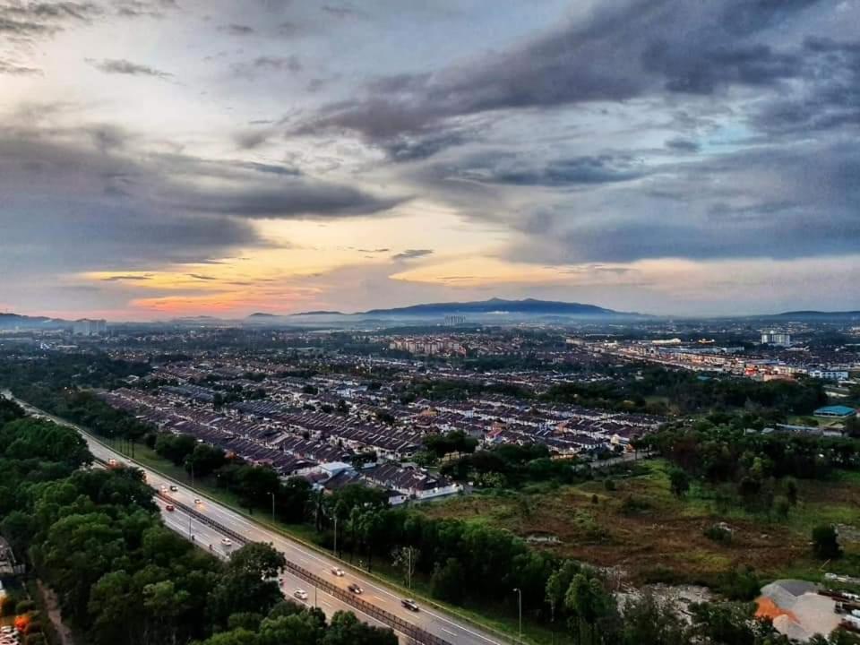 Sky Loft Premium Bukit Indah with Garden View & Nflix HBO A30
