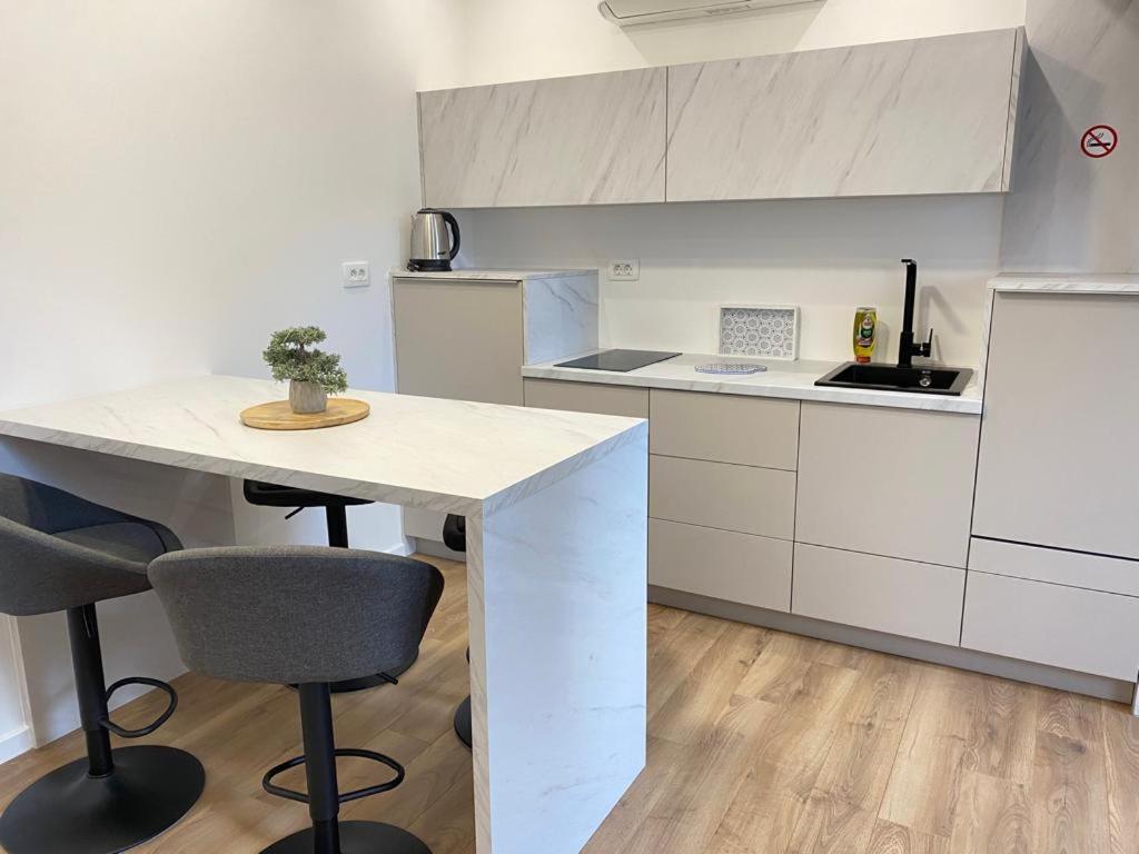 Lux City Apartments & Rooms view 5