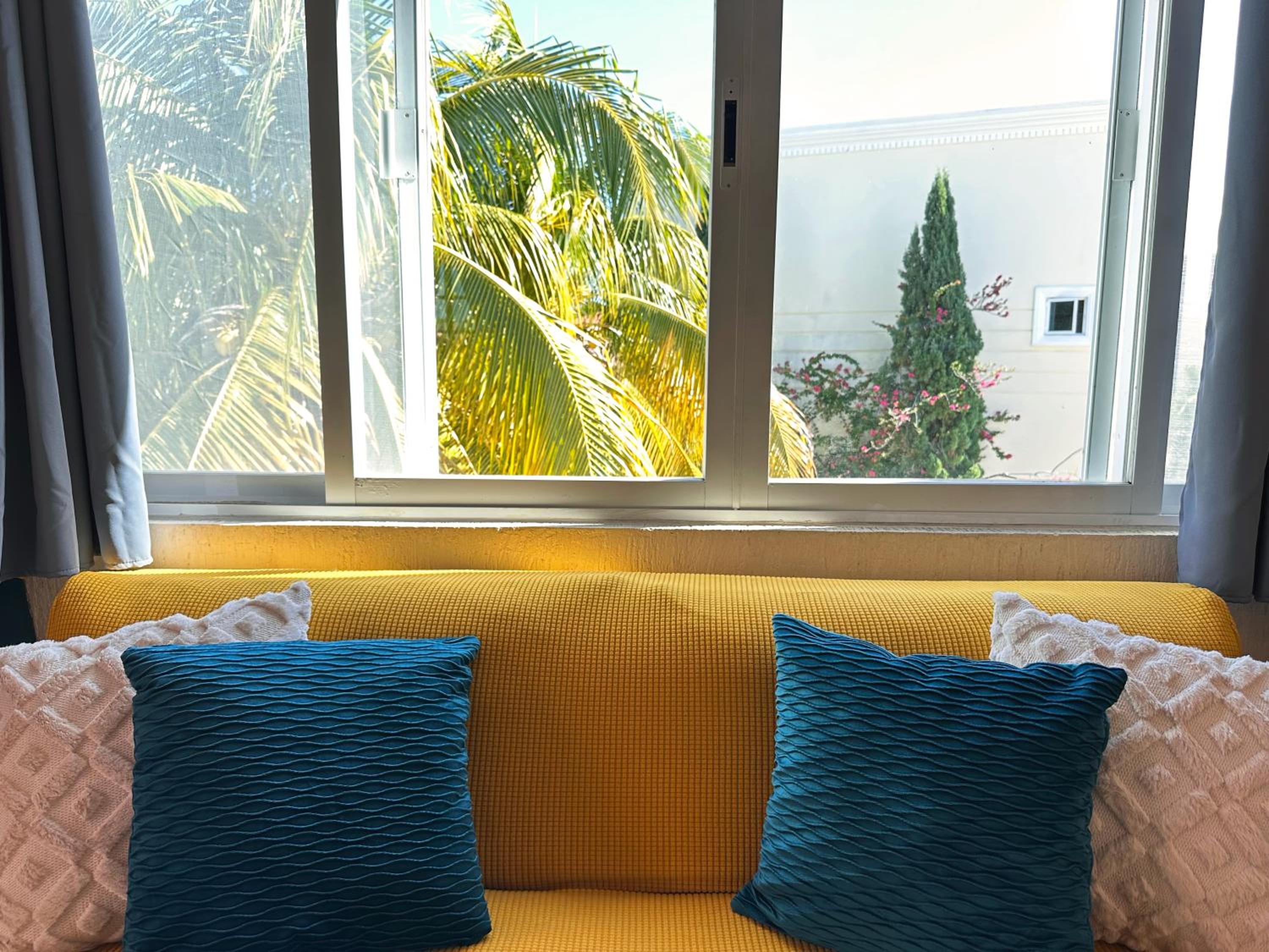 BEAUTIFUL & COZY NEAR BEACH Apartment Pool & KingSize Bed