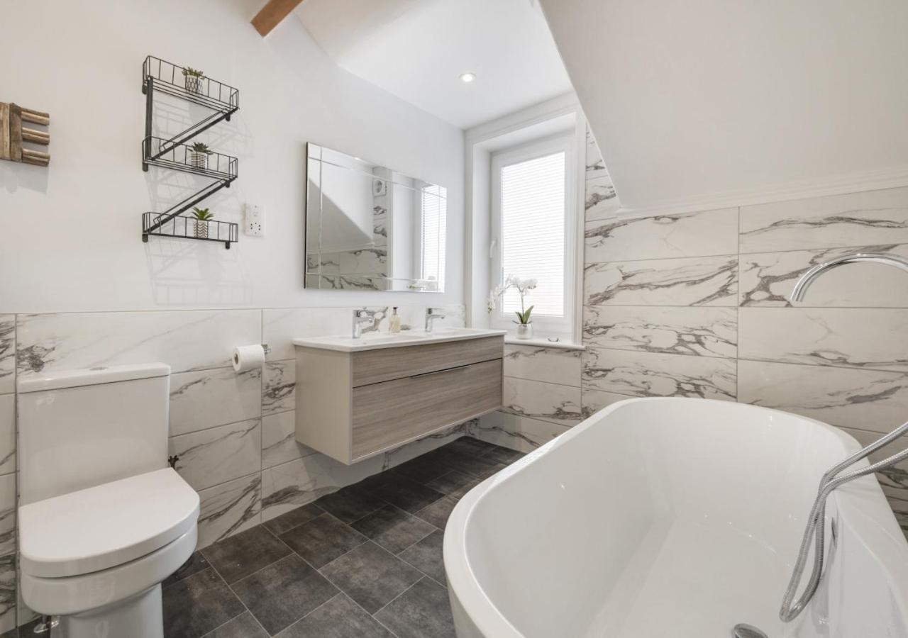 4 Bed in Whitby oc-w1030