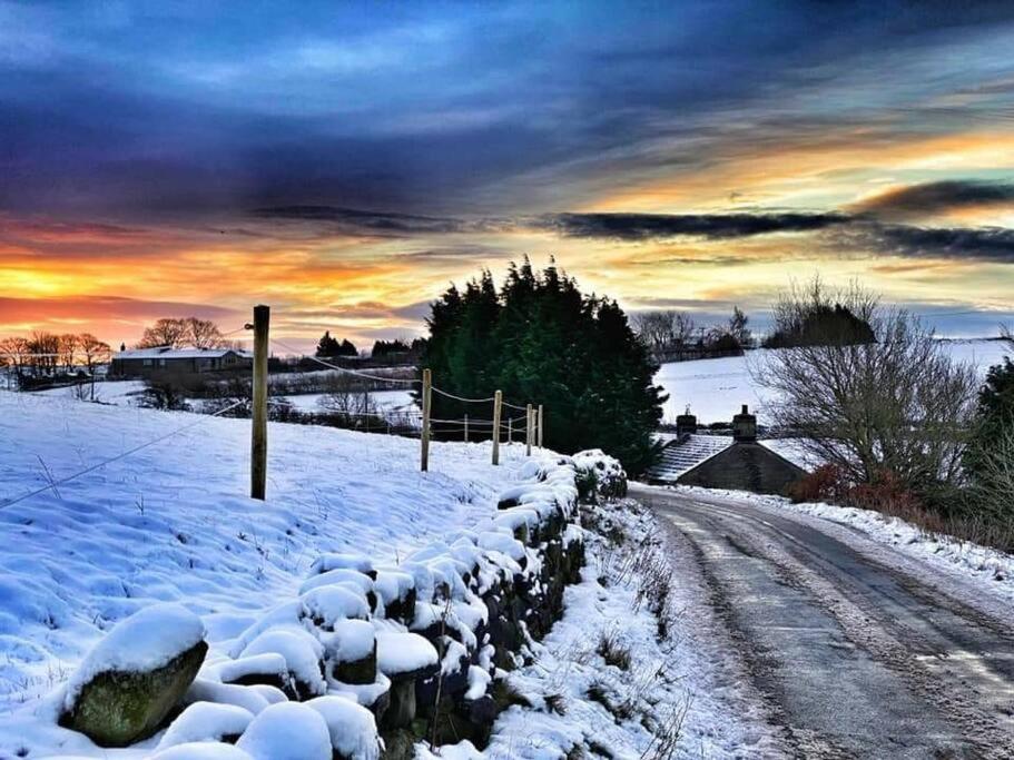 Cozy rural lodge, amazing views close to Holmfirth view 5