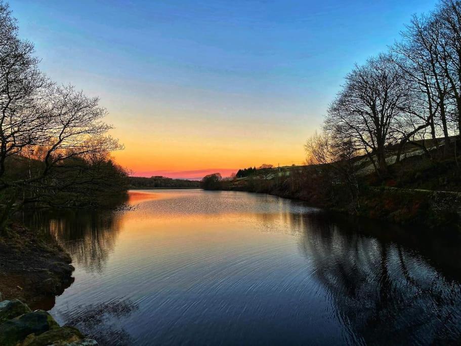 Cozy rural lodge, amazing views close to Holmfirth view 3