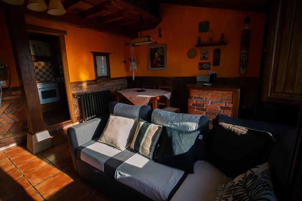 Casa independiente con chimena, jardín y barbacoa