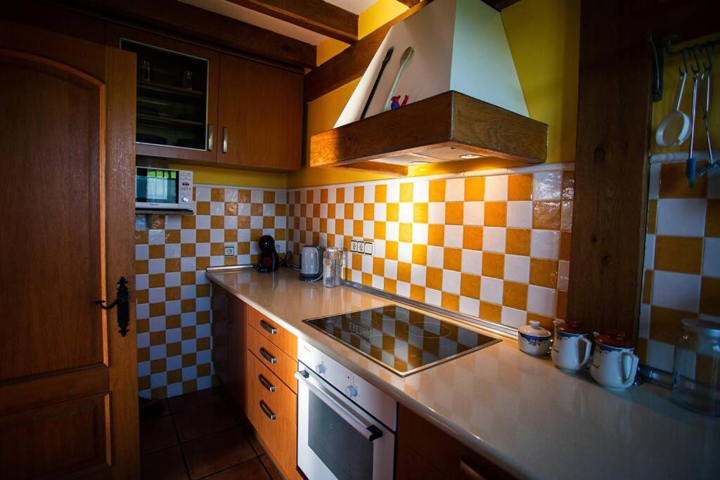 Casa independiente con chimena, jardín y barbacoa