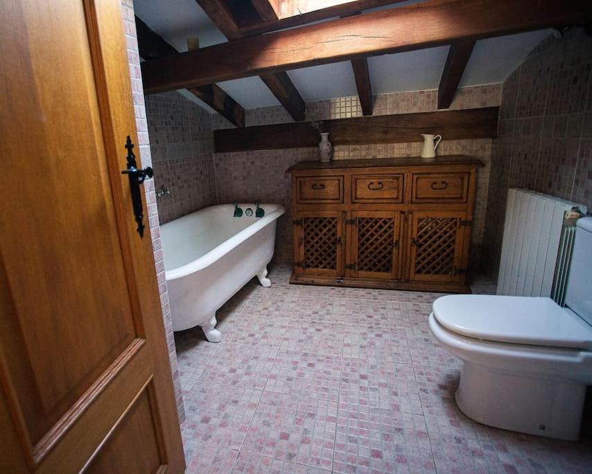 Casa independiente con chimena, jardín y barbacoa