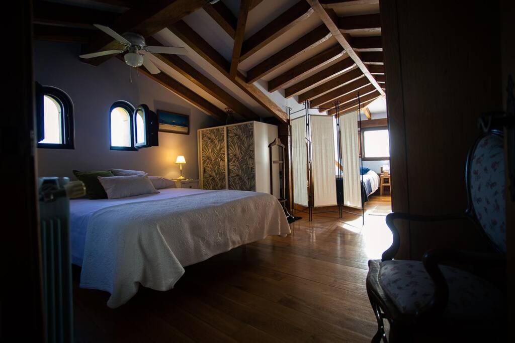 Casa independiente con chimena, jardín y barbacoa