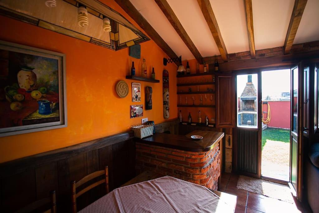 Casa independiente con chimena, jardín y barbacoa