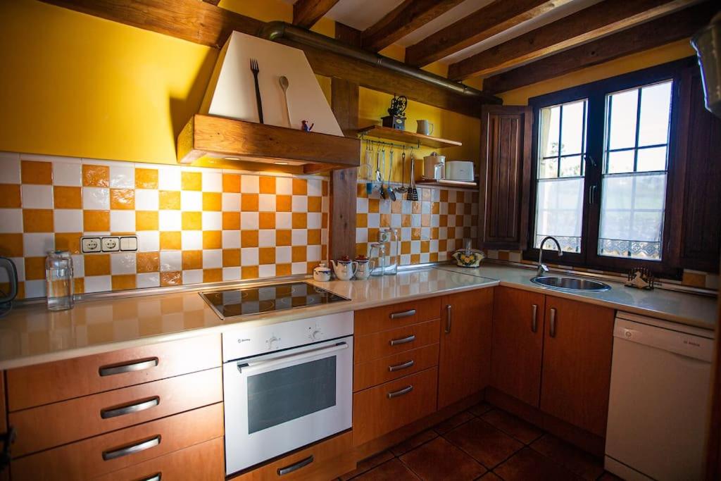 Casa independiente con chimena, jardín y barbacoa