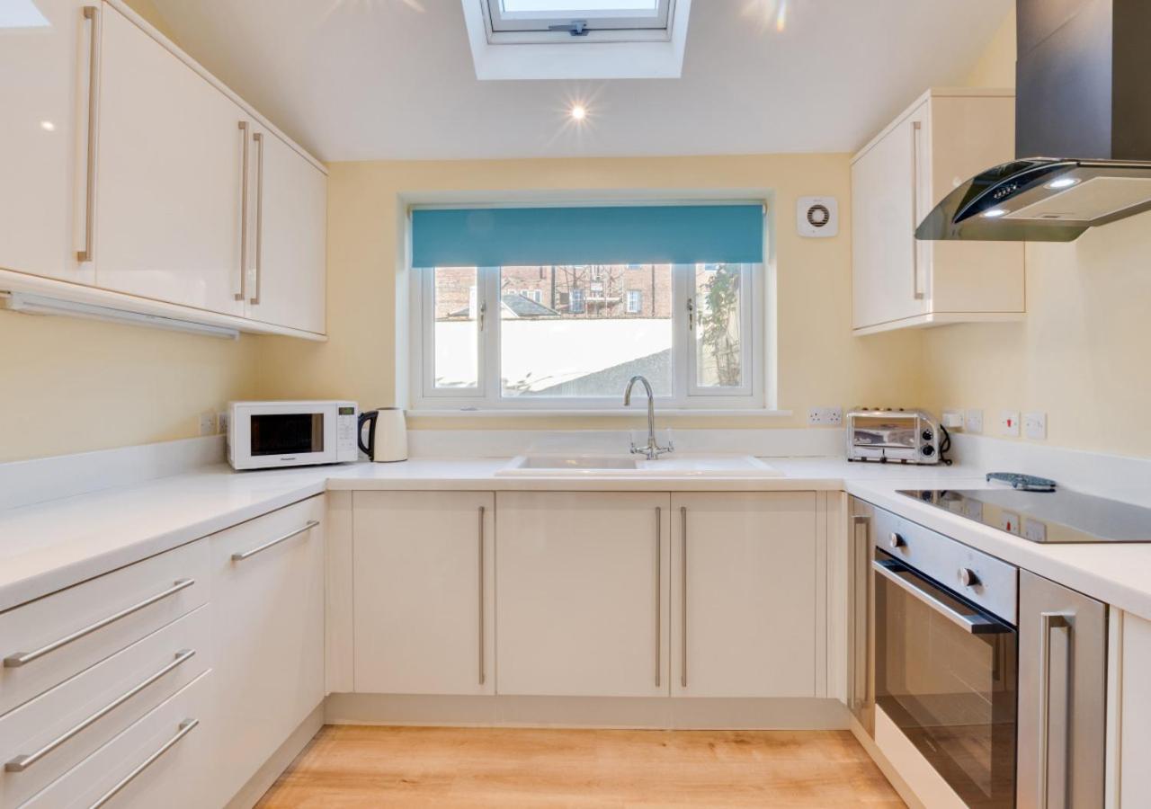 4 Bed in Whitby oc-w125