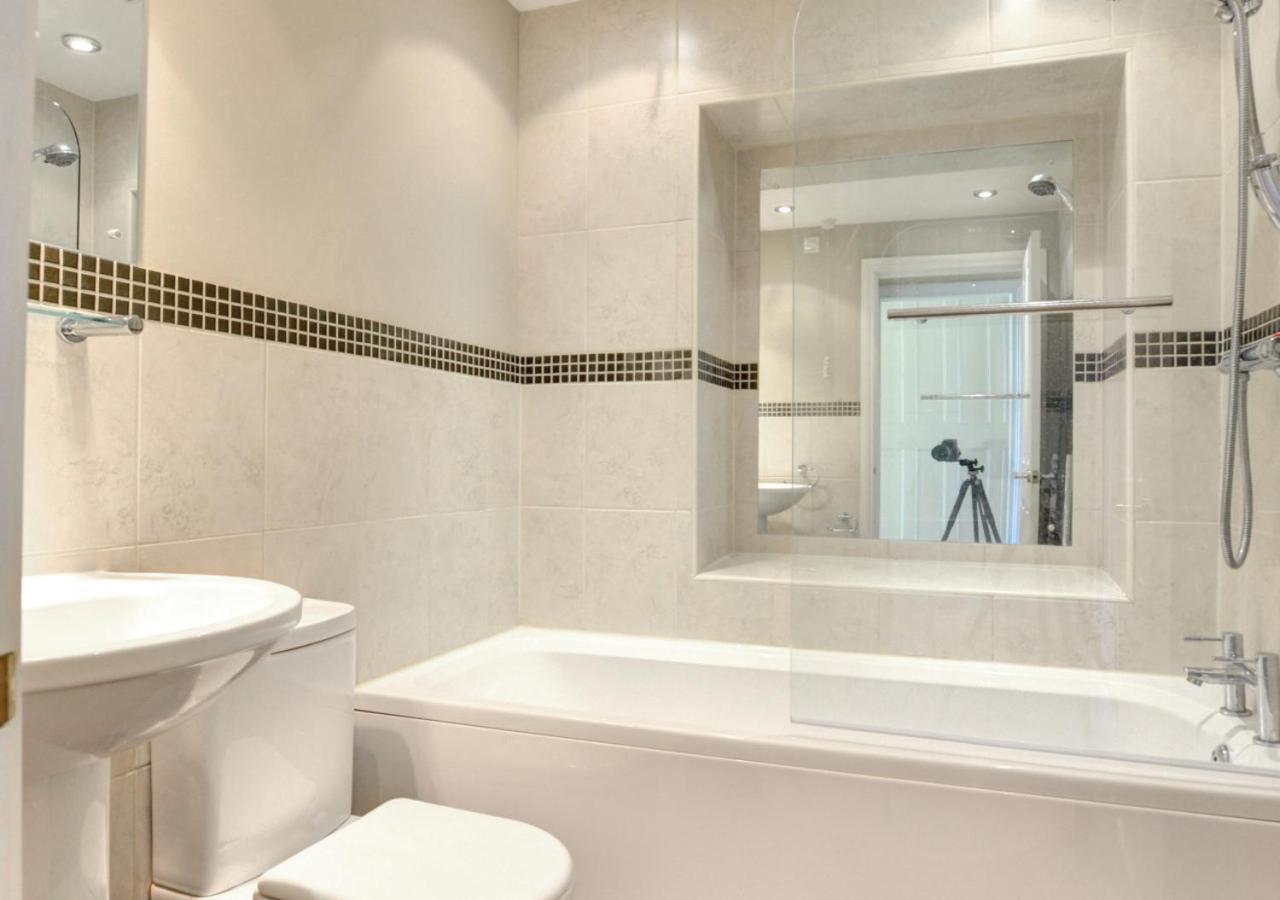 4 Bed in Whitby oc-w125