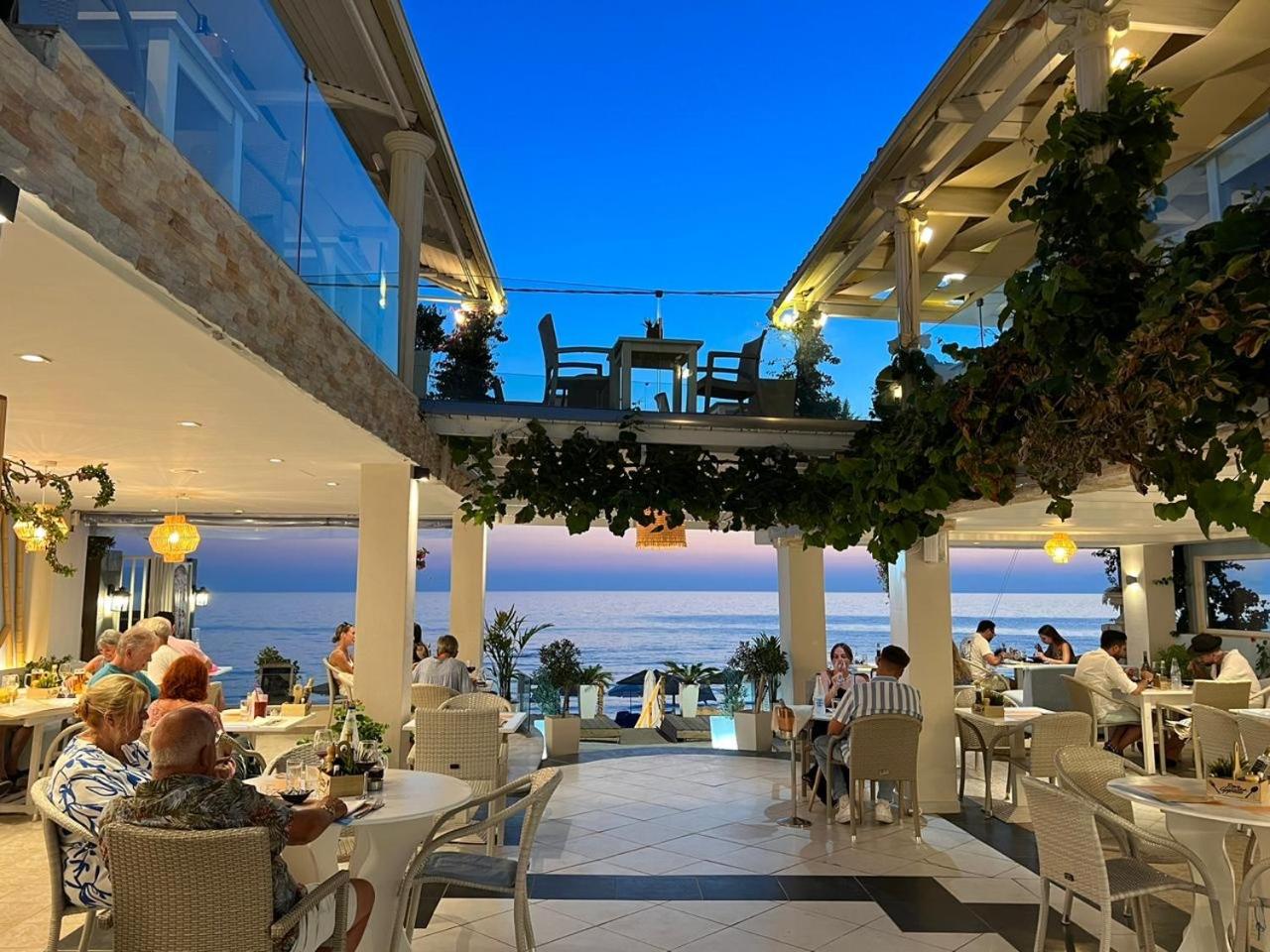Romantic Palace Beach Apartments - Image 2