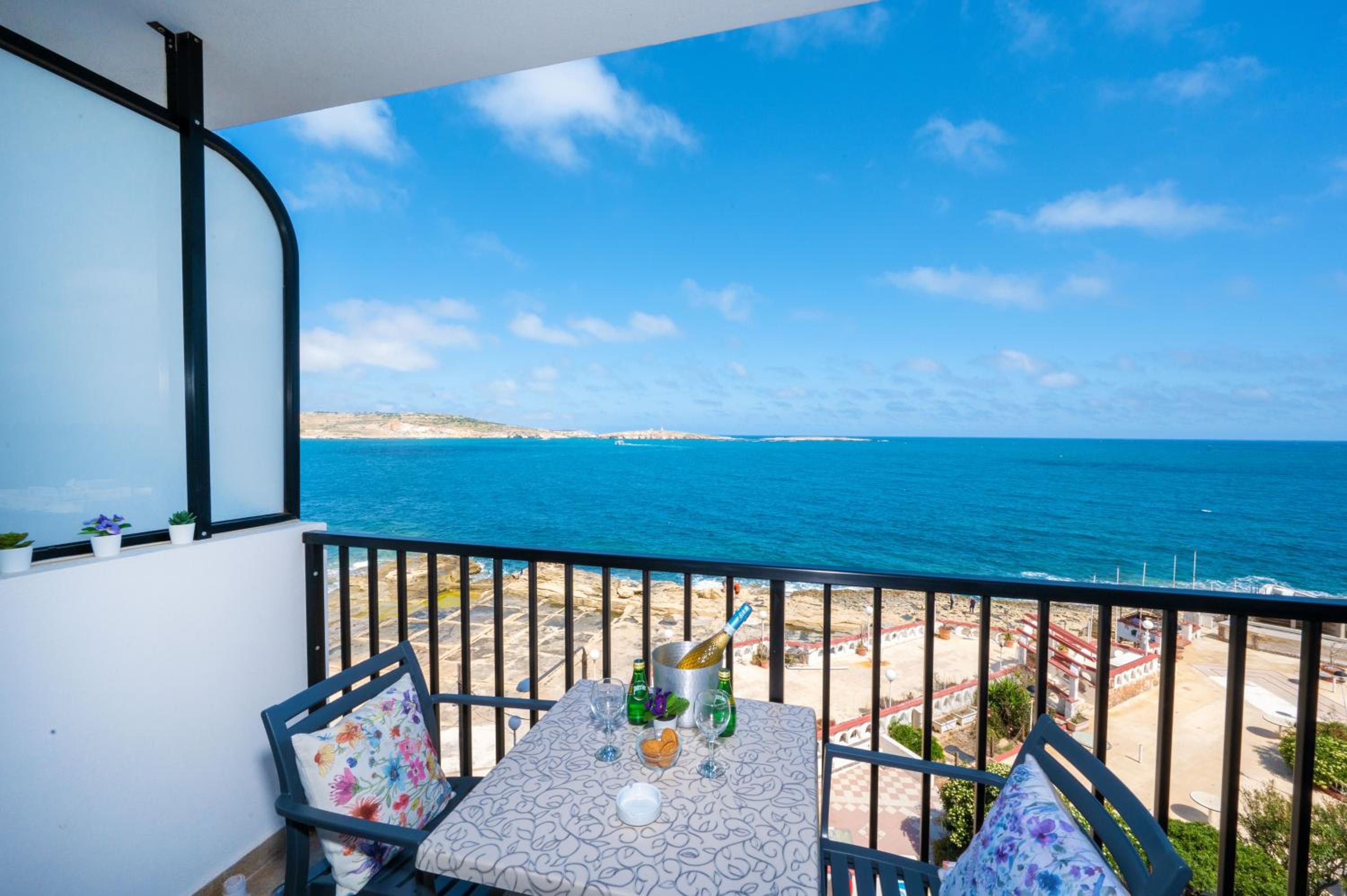 Islet Promenade Seafront 1 Bedroom Apartment with sea view balcony by Getawaysmalta photo 1
