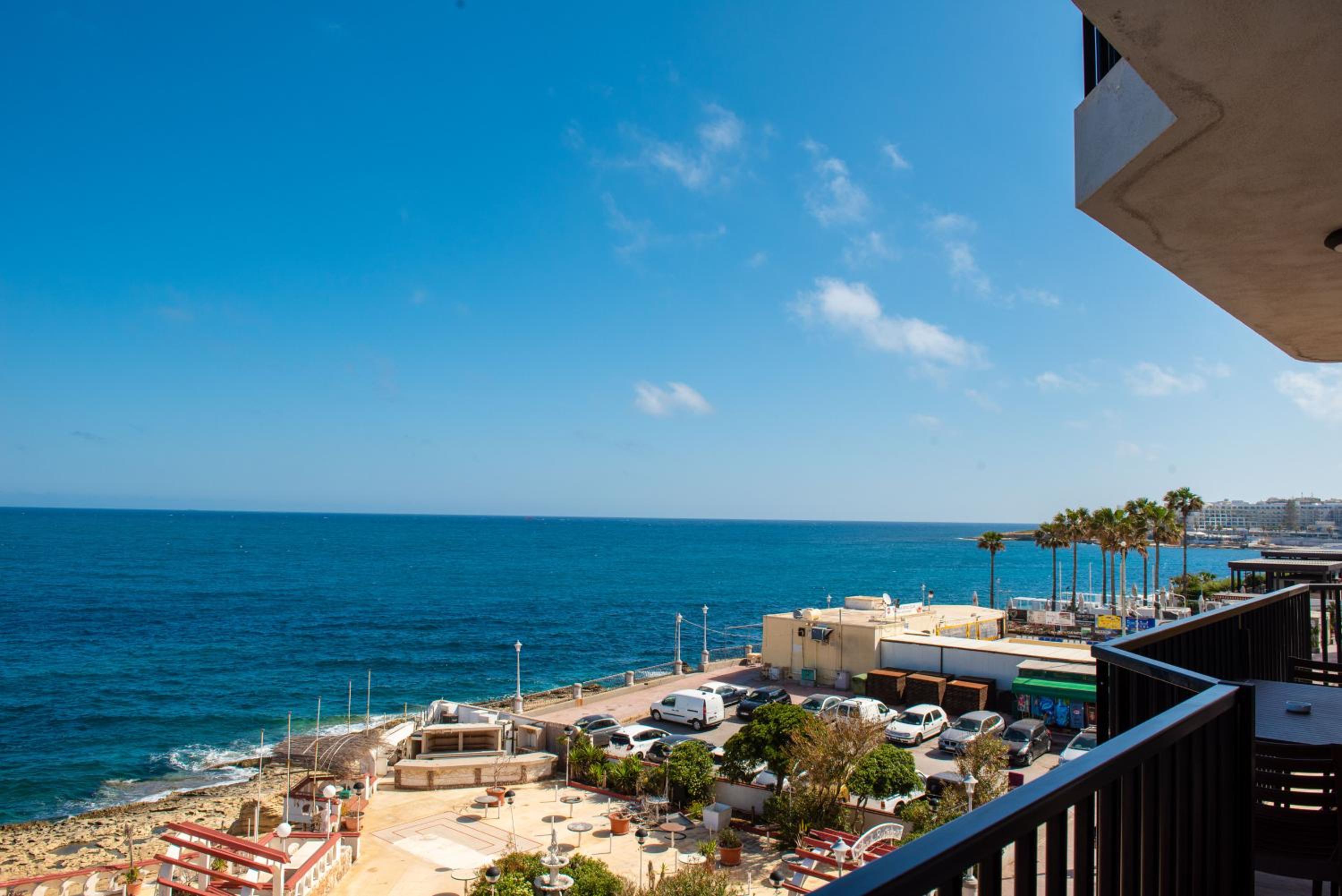 Islet Promenade Seafront 1 Bedroom Apartment with sea view balcony by Getawaysmalta photo 5
