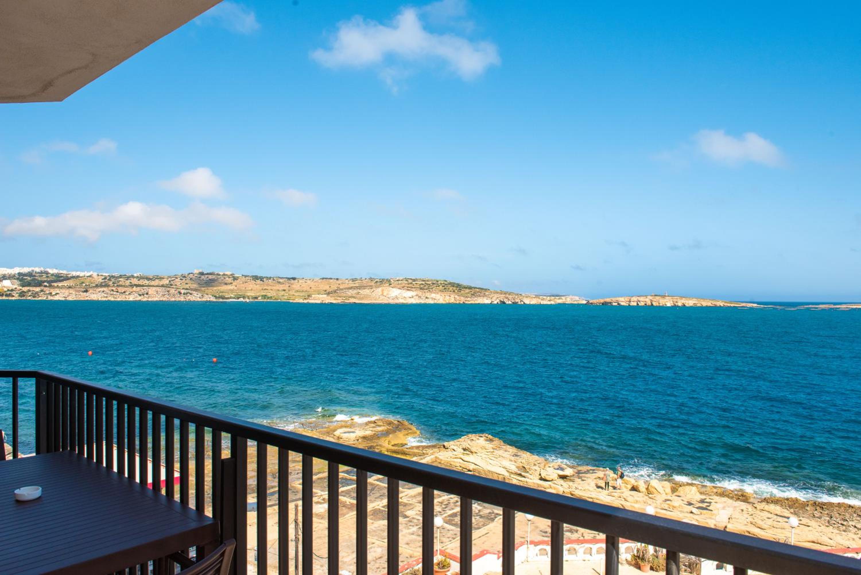 Islet Promenade Seafront 1 Bedroom Apartment with sea view balcony by Getawaysmalta photo 3