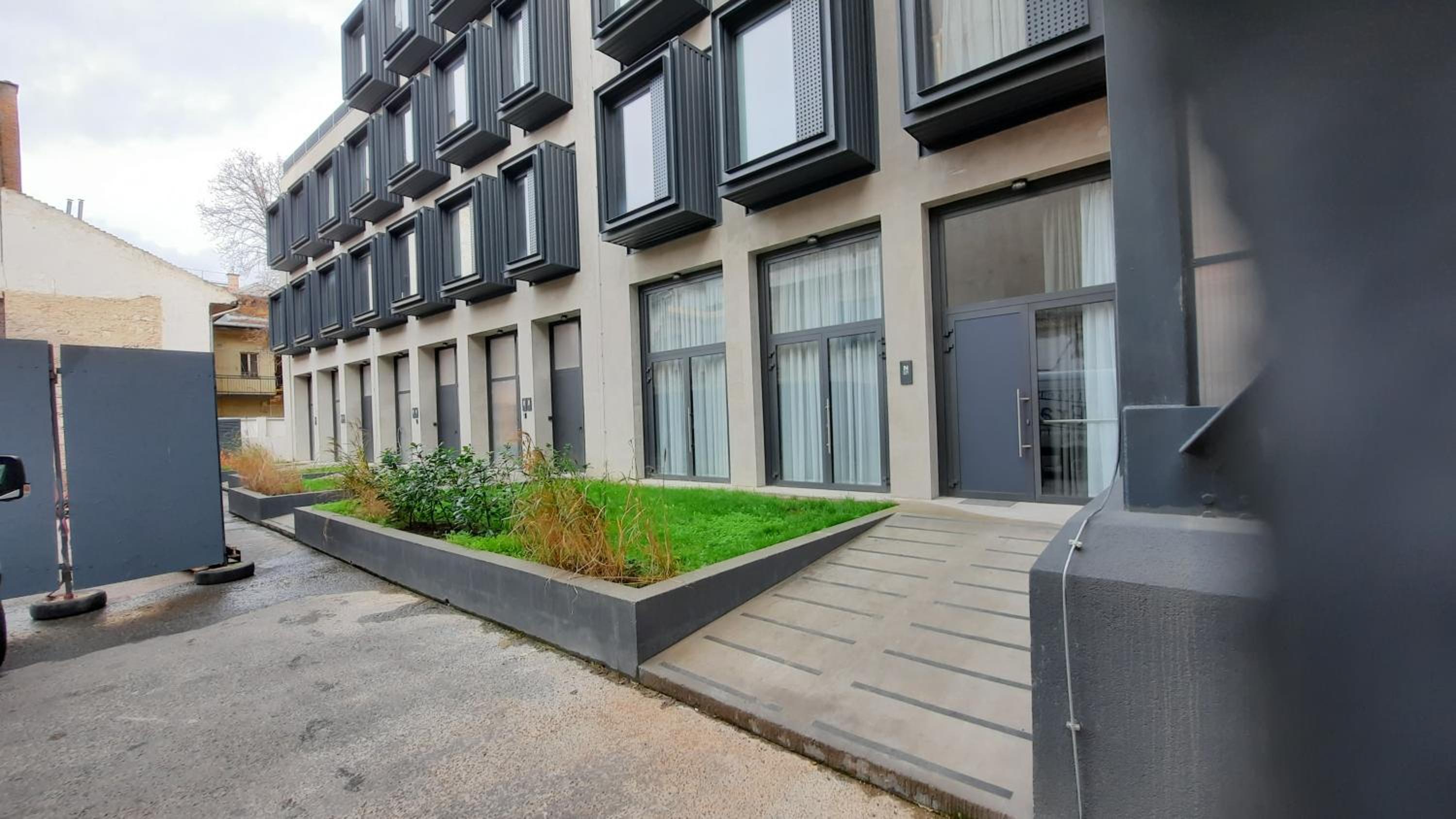 Peaceful Basement Apartment with Terrace & free GYM