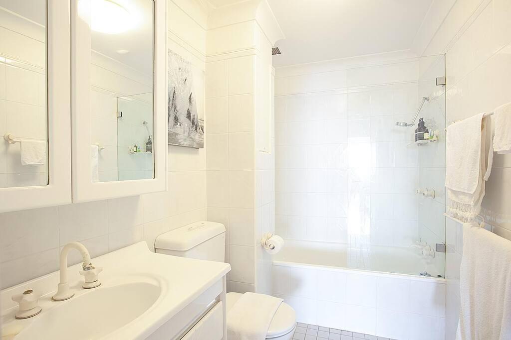 360 Waterfront near Taronga Zoo Sydney with BBQ, Pool & Parking