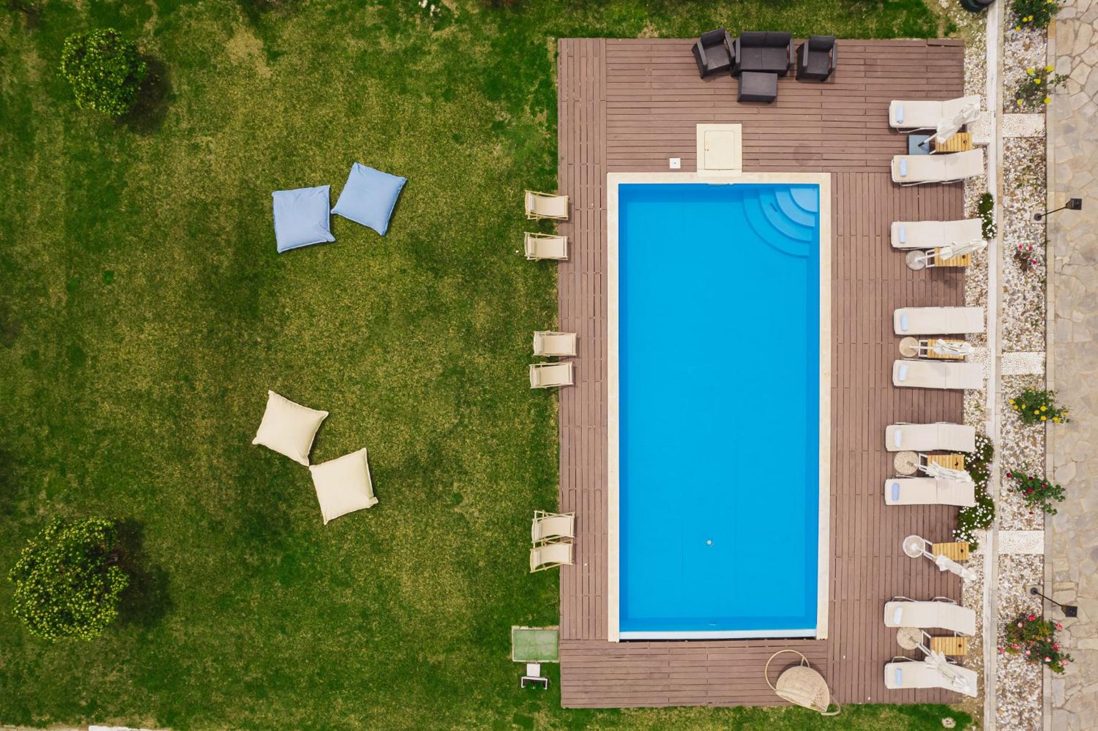 Kalisun Pool House by Georgalas