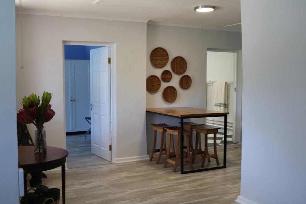Sunset Cottage - Cheerful 1 Bedroom Cottage view 4